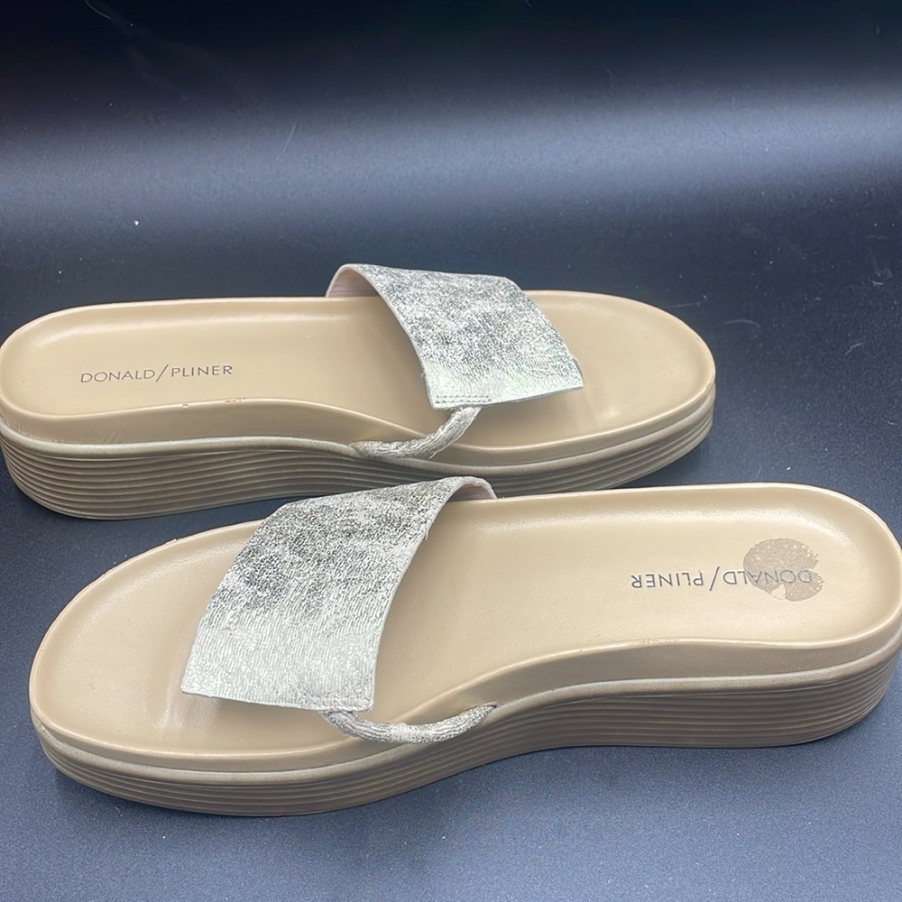 NEW Donald J. Pliner Women's Cream Slide Sandals - Picture 6 of 8